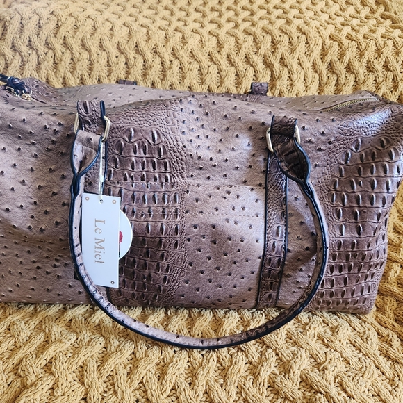 COPY - COPY - Vegan Ostrich Leather Weekender Bag w/Trolley Sleeve! - Picture 4 of 4